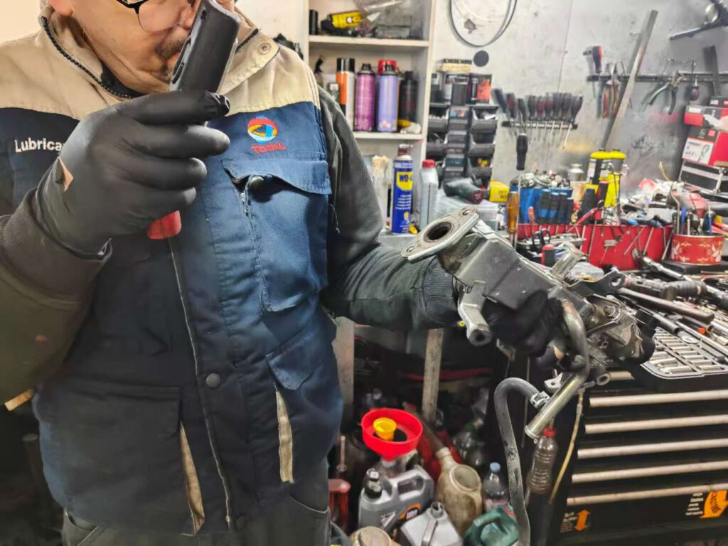 bobo_car_exhaust_check